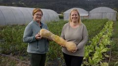 María José y Tania con una calabaza de grandes dimensiones, en plena explotación
