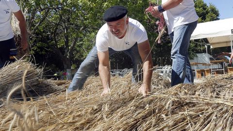 Enrique, en la exhibicin de malla que realiz con sus compaeros de la asociacin Abraeira en las fiestas de Boiro del ao pasado.