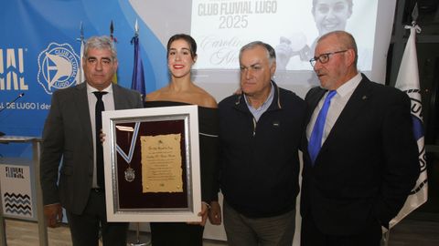 Carolina Marn recibi el galardn de manos de directivos del Club Fluvial, entre ellos su presidente, Tito Valledor. 
