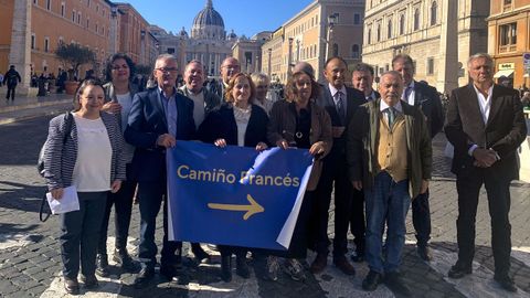 Alcaldes gallegos de la Mancomunidad de Municipios del Camino Francs, acompaados por representantes de la Asociacin Calle Mayor de Europa, invitaron formalmente al papa Len XIV a peregrinar por el Camino de Santiago con motivo del prximo Ao Santo, en el 2027.