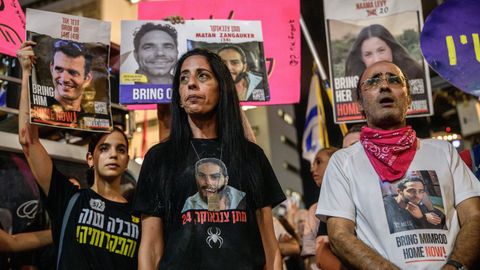 Yehuda Cohen (a la derecha), durante una manifestación para exigir la vuelta de los rehenes.