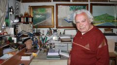 Yosso con algunos de sus cuadros en una foto del 2012