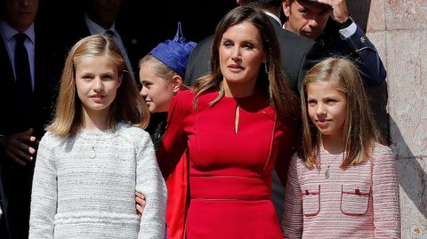 La reina Letizia junto a la princesa Leonor y la infanta Sofa (d), antes de visitar una exposicin sobre los sucesivos reyes de Espaa y una muestra fotogrfica sobre Covadonga con obras de Fernando Manso, tras realizar una ofrenda floral ante la estatua de Don Pelayo para conmemorar los 13 siglos transcurridos desde la fundacin del Reino de Asturias, hoy en el Museo de Covadonga