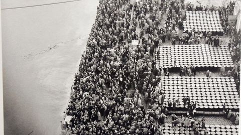 IMAGEN RETROSPECTIVA DEL 31 DE DICIEMBRE DE 1963 CON CIENTOS PERSONAS EN EL MUELLE DEL PUERTO DE A CORU�A CELEBRANDO EL FIN DE A�O.