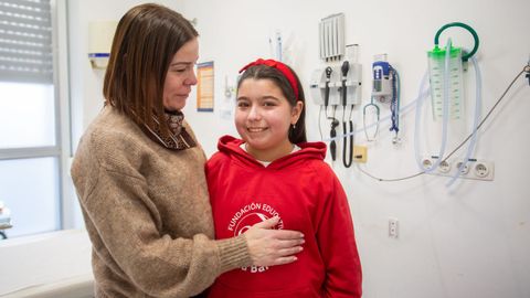 Lupe Pi&ntilde;eiro, con su hija Vera, este lunes, en el Hospital Provincial de Pontevedra