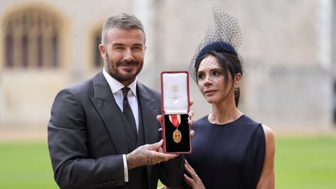 David Beckham y Victoria, cuando fue nombrado el pasado mes de noviembre como caballero de la Orden del Imperio Brit�nico, la distinci�n m�s alta que puede recibir un ciudadano brit�nico 