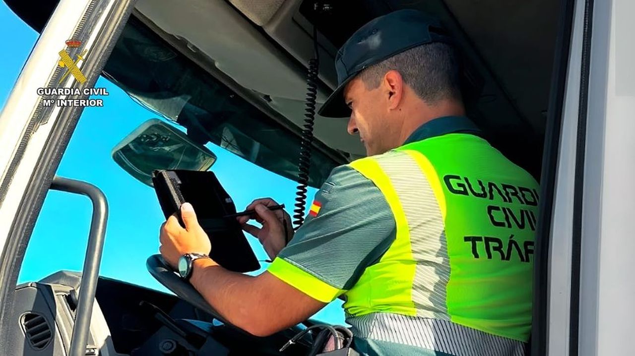 Investigan a dos camioneros por el uso fraudulento de una tarjeta digital de tacógrafo en Santiago