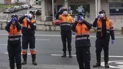 Voluntarios de la agrupaci�n de Protecci�n Civil de Santiago felicitan el cumplea�os a un ni�o durante el confinamiento por la pandemia del coronavirus