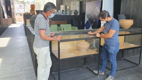 El alcalde Luis Fern�ndez Guiti�n y el arque�logo Francisco Alonso Toucido junto a una vitrina que muestra una vasija de cer�mica reconstruida a partir de fragmentos hallados en las excavaciones 