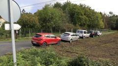 Veh�culos aparcados en la cuneta de un vial en Lavacolla