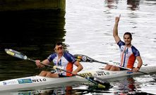 El asturiano Walter Bouz�n y el gallego �lvaro Fern�ndez Fiuza celebran el triunfo de ayer en Ribadesella.