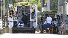 Ambulancias, en la entrada del hospital Montecelo, en Pontevedra