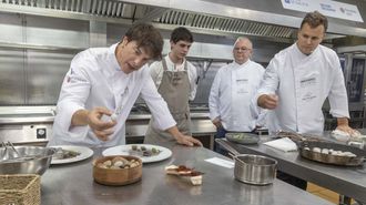 Elaboraci&oacute;n de la receta de Jordi Cruz e I&ntilde;aki Aldrey que tiene como base el pimiento de Herb&oacute;n
