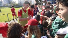 Jairo y Artetxe firmando aut�grafos en A G�ndara. 