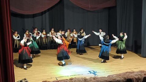 El grupo Falcatrueiros, de Monterroso, actúa en los Domingos Folclóricos de Portomarín