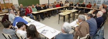 Al menos una vez al mes los aficionados a la apicultura de la zona ponen en com�n sus conocimientos y preocupaciones. 