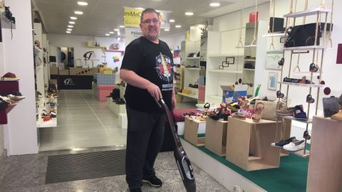 Javier Monteagudo, de Calzados Javi, limpiando su negocio para la reapertura