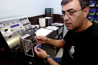Abel Alvite, no seu negocio, que funciona dende hai semanas. 
