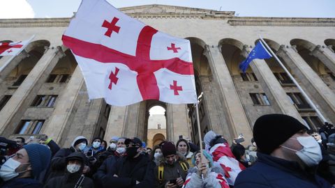 Centenares de manifestantes se congregaron ante la sede del Parlamento de Georgia para protestar contra la detenci�n del lider opositor