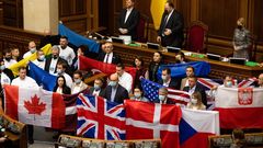 Los parlamentarios ucranianos desplegaron en la Rada  banderas de los pa�ses que han ofrecido ayuda al pa�s.