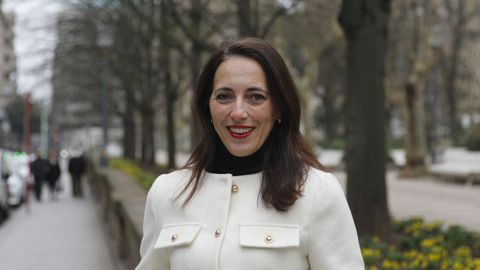 Nacida en Ourense en 1976, est� separada y tiene dos hijos (de seis y once a�os). Trabaja para la direcci�n nacional del partido de Abascal.