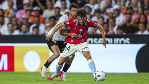 El futbolista del Celta Aleix Febas, durante su debut en partido oficial como c�ltico, contra el Valencia.