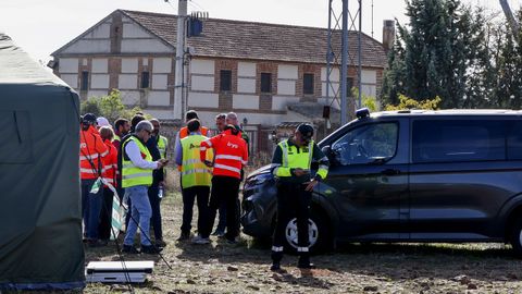 Personal del ADIF, Iryo y la Guardia Civil, en el lugar del siniestro ayer por la ma�ana.