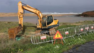 La maquinaria ya se encuentra en A Frouxeira para la retirada de la barrera