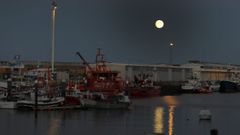 Una vista nocturna del puerto de Burela