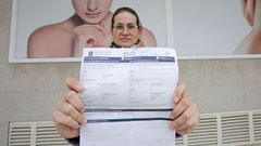 Ver�nica Rial, madre de Sara, con la reclamaci�n que dirigi� al servicio de otorrino del CHUS