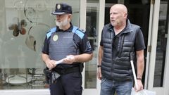 �ngel Manuel Rico, a la derecha, con el inspector jefe del �rea de medio ambiente de la polic�a