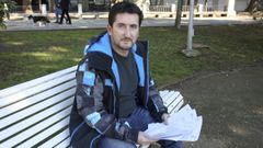 En la imagen, Ishai Prieto, con la documentaci�n relativa al Ingreso M�nimo Vital que recib�a su mujer