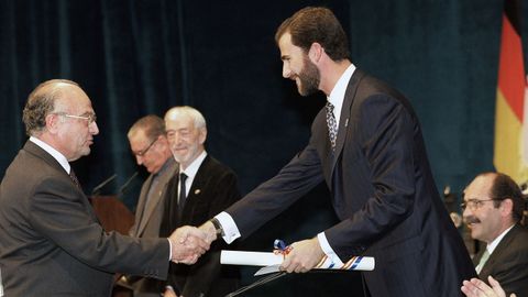 Fotografa de archivo ( 23-10-1998) del mdico Joaqun Sanz Gadea (i), mientras recibe el Premio Prncipe de Asturias de la Concordia 1998, compartido con Nicols Castellanos, Vicente Ferrer y Mohamed Yunus, de manos del entonces prncipe Felipe, durante la ceremonia celebrada en el Teatro Campoamor de Oviedo. Sanz Gadea ha fallecido este sbado en Madrid a los 88 aos y tras una larga enfermedad, han informado a Efe fuentes de la familia.