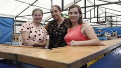 Las hermanas Noelia y Olalla, y Vanesa (trabajadora), este jueves en el botiqu�n Casabella