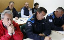 Mariscadores, agentes y responsables pol�ticos en la reuni�n del mi�rcoles celebrada en Mux�a. 