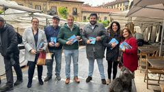 El candidato de Foro a la Presidencia del Principado, Adrin Pumares, durante un reparto de informacin electoral en el Fontn