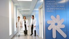 Foto de archivo de la Unidade Funcional Multidisciplinar de Enfermidades Raras del Hospital �lvaro Cunqueiro de Vigo, una de las tres que hay en Galicia. De izquierda a derecha: la enfermera Raquel Montes, la pediatra Nieves Balado y el internista Alberto Rivera.