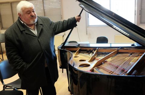 El exdirector Alfonso Besada, mostrando los destrozos de las cuerdas el pasado marzo. 