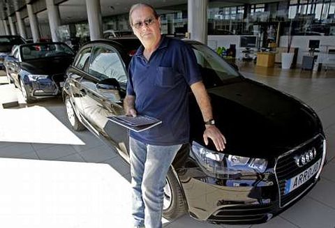 Jos� Luis Pe�a se encontr� con su nuevo coche ayer en el concesionario Arrojo de Oleiros.