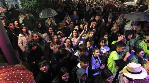 Los ms jvenes coparon las primeras filas bajo el palco para seguir el pregn de Afra Blanco, este sbado a primera hora de la noche