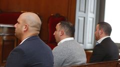 Sant�rum, a la derecha, con los dos guardia civiles a los que corrompi�