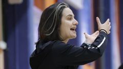 Bel�n Feal realiza indicaciones durante un partido en Vista Alegre