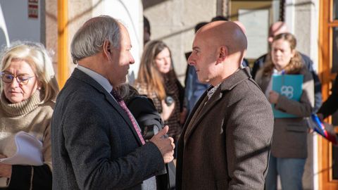 Tom� Roca departiendo con el alcalde de Friol, el popular Jos� Santos, tras concluir el pleno ordinario