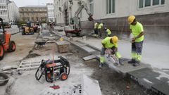 Operarios trabajando este viernes en la calle Alcalde Manuel Casas