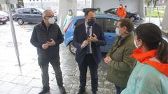 El conselleiro, en el centro de la imagen, junto a �ngel Facio (izquierda) y Juventino Trigo (derecha), durante la visita al municipio con motivo del cribado poblacional