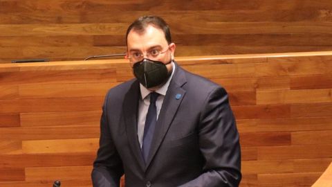 El presidente del Principado, Adri�n Barb�n, en el pleno de la Junta General