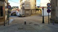 Nuevo bolardo en la bajada a Flores, en O Carballi�o