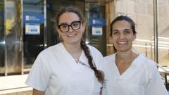 Marta Fern�ndez, a la derecha, trabaja en el centro de salud de A Ponte, en la foto con Ant�a Cabaleiro, que est� haciendo pr�cticas con ella