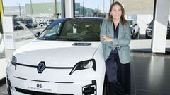 Paula Rodrguez, gerente de Baleato Motor, con un Renault 5 elctrico