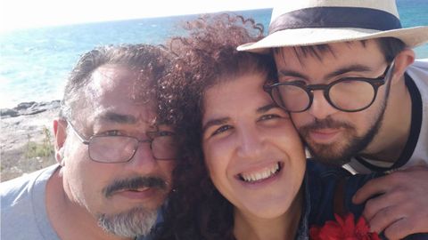 Ine?s, con su hijo Manu a la derecha, y su marido Manuel a la izquierda.